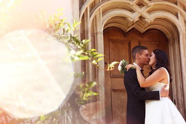 Mariée et marié embrassant près de la vieille maison — Photo