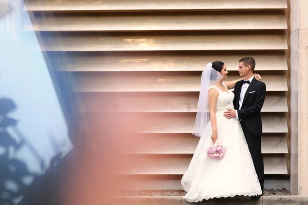 Mariée et marié embrassant l'extérieur — Photo