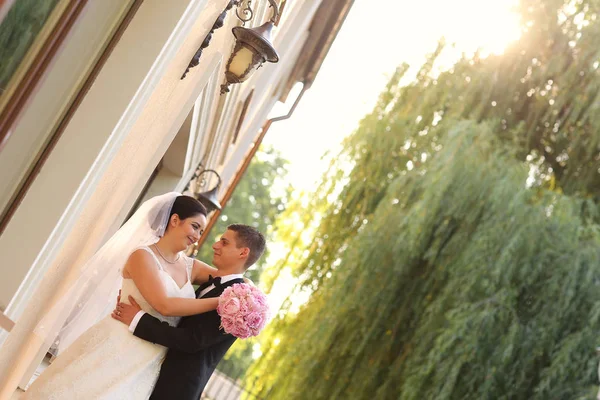 Gelin ve damat açık kucaklayan