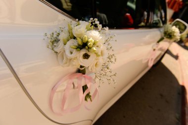 Güzel çiçek buket dekorasyon araba