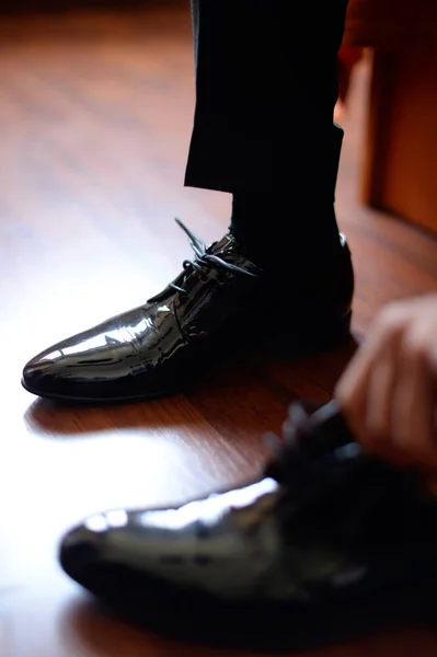 Wania jego czarne skórzane buty pary młodej — Zdjęcie stockowe