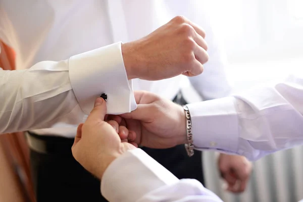 Groomsmen helping the groom with his cufflinks — Stock Photo, Image