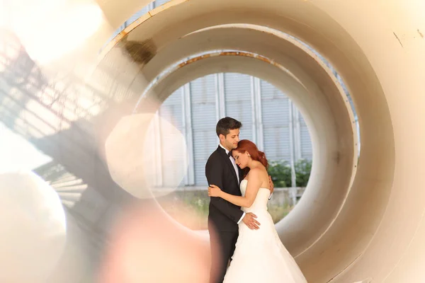 Sposa e sposo in un grande tubo — Foto Stock