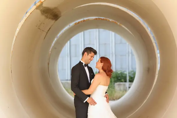 Sposa e sposo in un grande tubo — Foto Stock