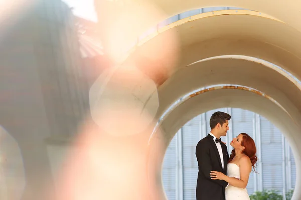 Noiva e noivo em um grande tubo — Fotografia de Stock