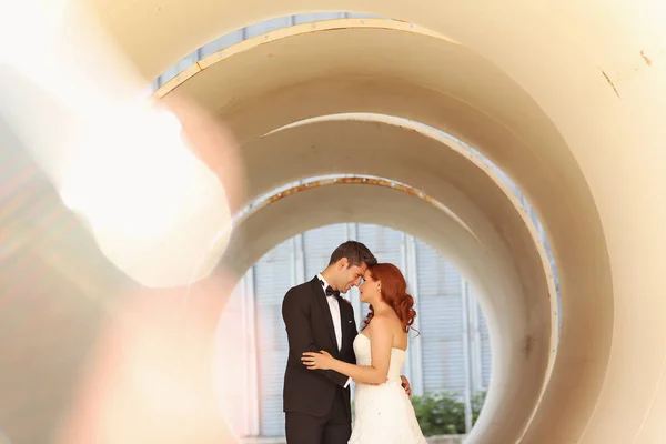 Sposa e sposo in un grande tubo — Foto Stock