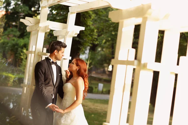 Belo casal nupcial abraçando no parque — Fotografia de Stock