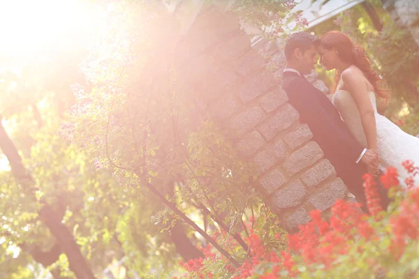 Belo casal nupcial abraçando no parque — Fotografia de Stock