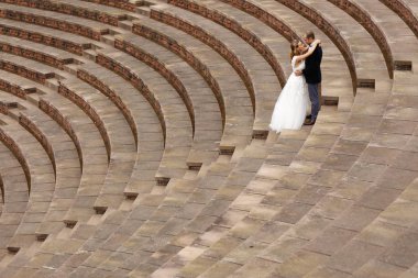 Gelin ve damat merdivenlerde poz