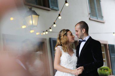 Gelin ve damat açık kucaklayan