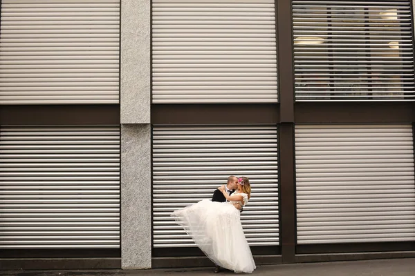 Наречена і наречена цілуються на відкритому повітрі — стокове фото