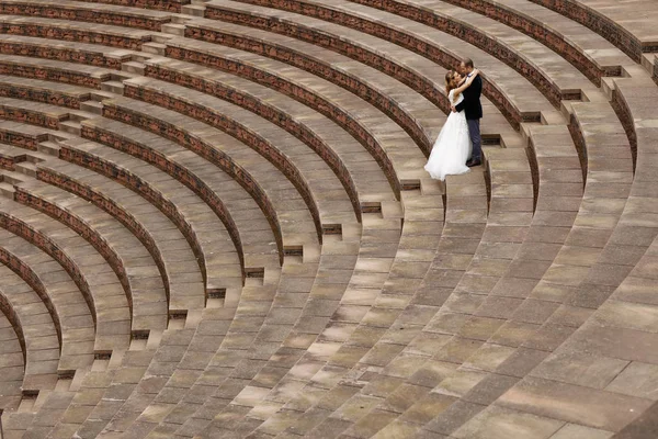 Bride and groom posing on stairs — Stock Photo, Image