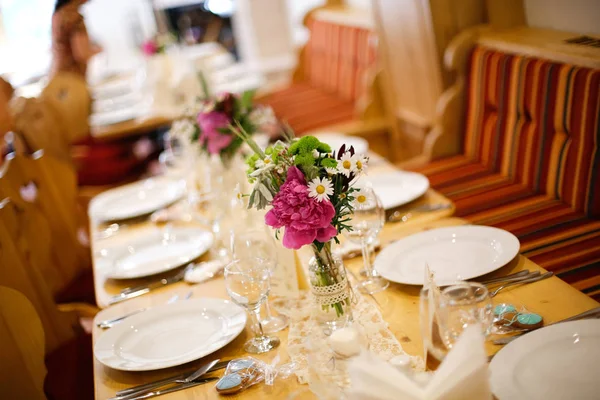 Elegancki stół kolację z bukiet kwiatów — Zdjęcie stockowe
