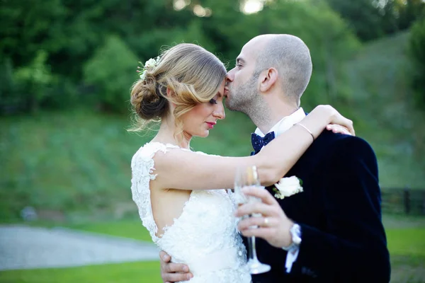 Groom and bride posing outdoor — Stock Photo, Image