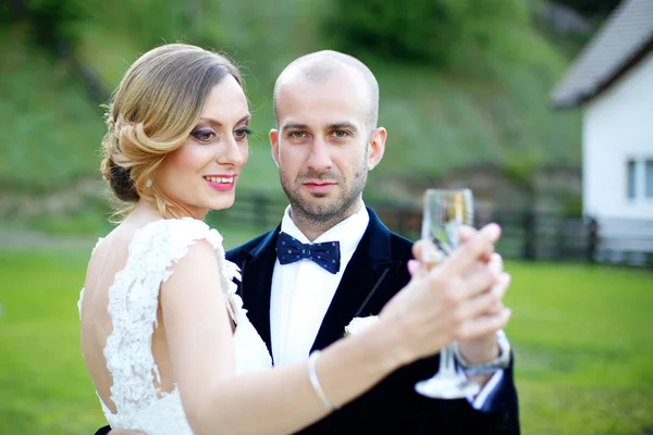 Novio y novia posando al aire libre —  Fotos de Stock