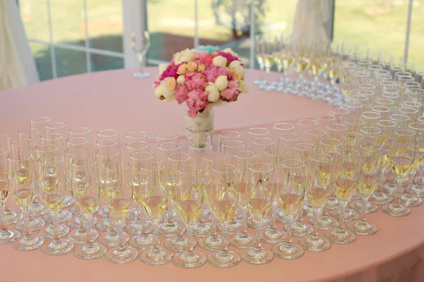 Table de réception de mariage décorée avec verres à champagne — Photo