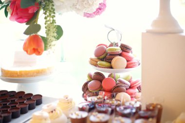 Bir şeker çubuğu içinde çeşitli macaroons