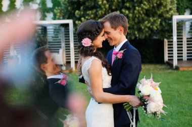 Damat ve gelin düğün gününde kucaklayan