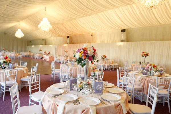 結婚式のテーブルの花装飾 — ストック写真