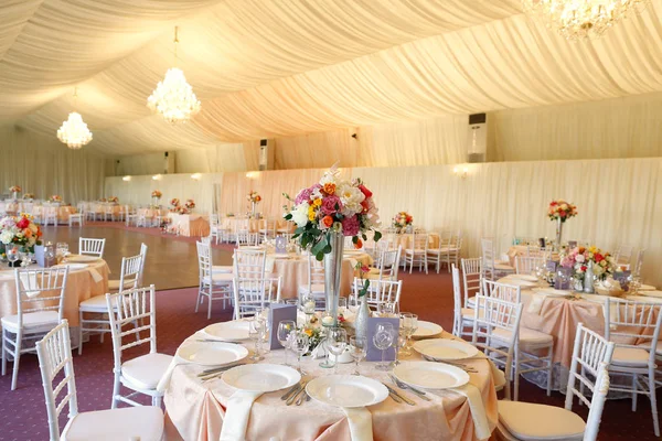 Decoração de flores na mesa de casamento — Fotografia de Stock