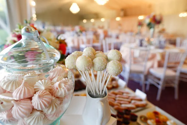 Cake pops och marshmallows i en burk — Stockfoto