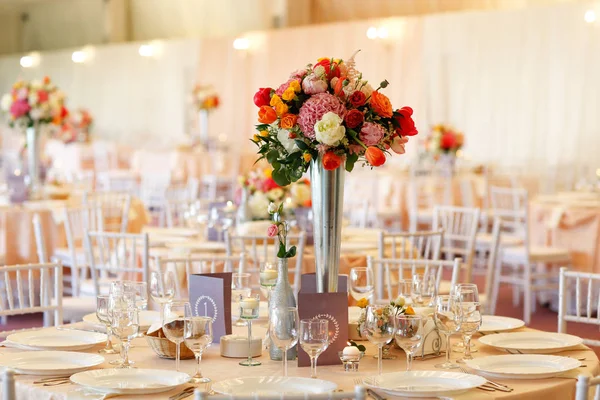 Blommor dekoration på Bröllops bord — Stockfoto