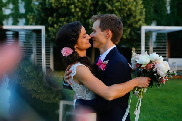 Noivo e noiva abraçando em seu dia do casamento — Fotografia de Stock