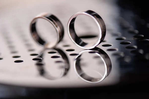 2 つの銀の結婚指輪 — ストック写真