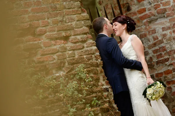 Bridal couple kissing on their wedding day — Stock Photo, Image