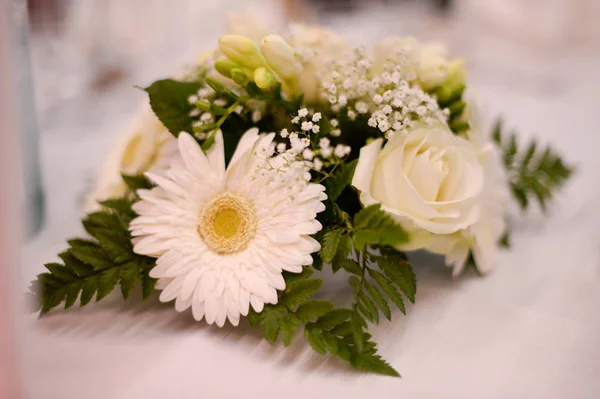 Krásné bílé květy kytice — Stock fotografie