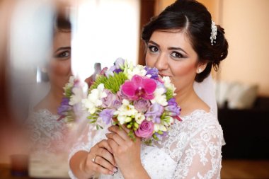 Onu düğün buket tutan bir gelin portresi