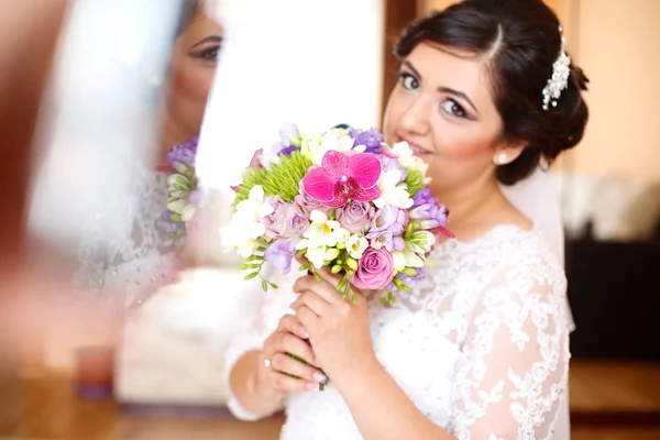 Portréja egy menyasszony kezében a neki wedding bouquet — Stock Fotó
