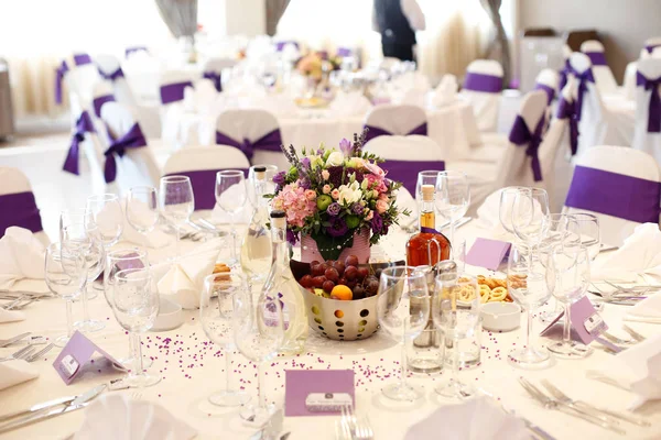 Ramo de flores decoración en mesa de boda — Foto de Stock