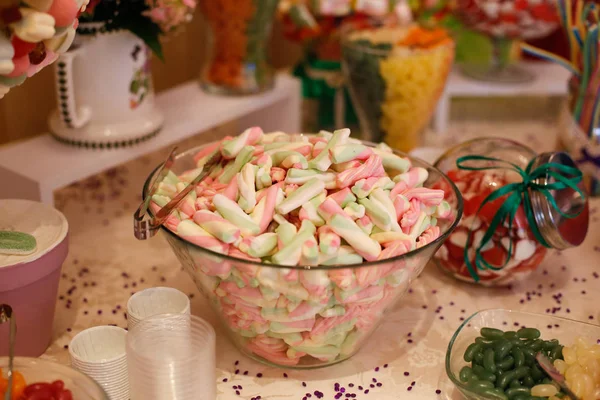 Bowl with pink and green marshmallows — Stock Photo, Image