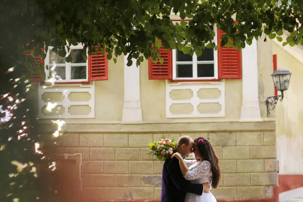 Novio y orgullo posando en la ciudad — Foto de Stock