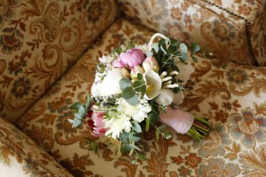 Güzel gelin buketi çiçek sandalyede