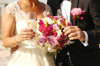 Güzel gelin ve damat gözlük tutan 