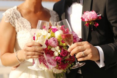 Güzel gelin ve damat gözlük tutan 