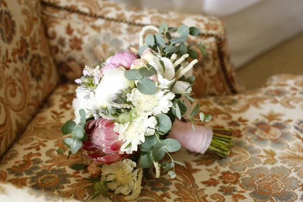 Krásné svatební kytice, květinové židli — Stock fotografie