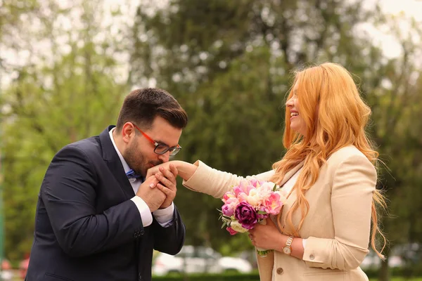 Joyfull pareja nupcial abrazando en el día de la boda — Foto de Stock