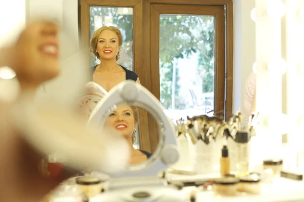 Nádherná nevěsta dostává profesionální make-up — Stock fotografie