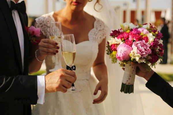 Superbe mariée et marié tenant des lunettes — Photo