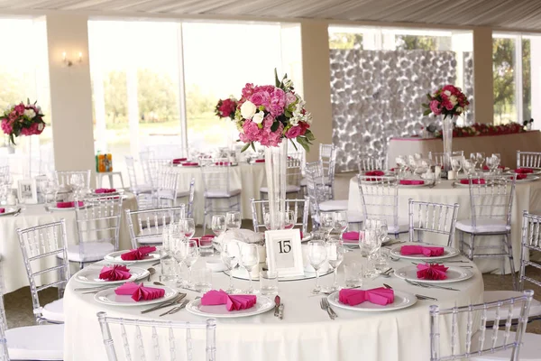 Inredda Bröllops bord i restaurangen — Stockfoto