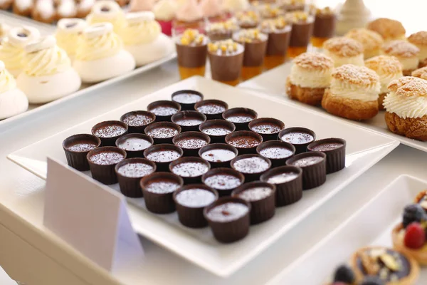 Stůl plný s mini koláče — Stock fotografie