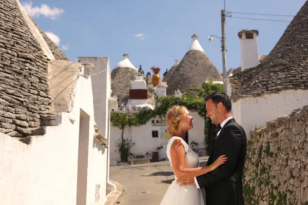 Couple nuptial posant en plein air — Photo