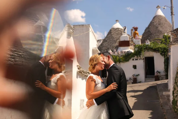 Pareja nupcial posando al aire libre —  Fotos de Stock