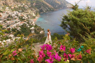 İtalyan sahil manzaraya bakarak gelin