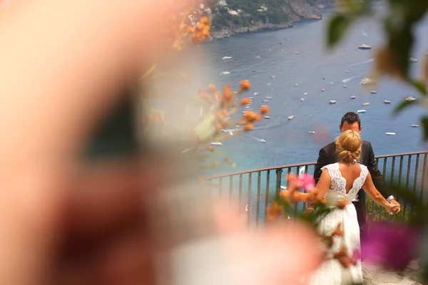 Pareja de novias posando en la costa —  Fotos de Stock