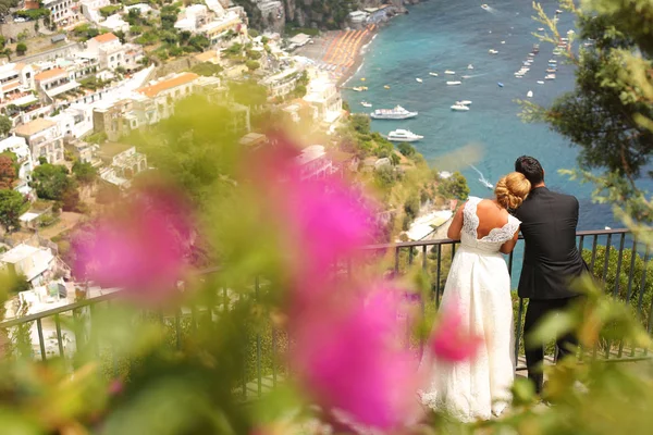 Casal de noivas posando na costa — Fotografia de Stock