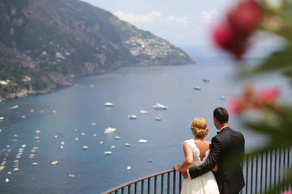 Bridal couple posing on the coast — Stock Photo, Image